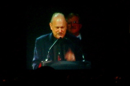 Joe Haldeman accepts Phil Farmer's First Fandom award